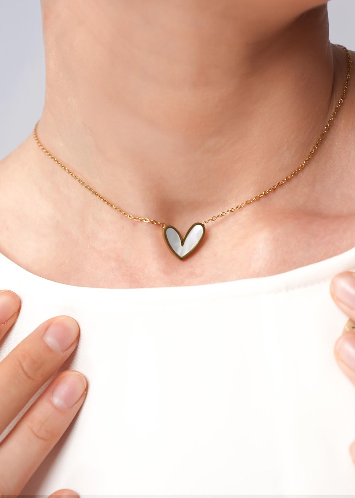NC0122 | White Heart Necklace