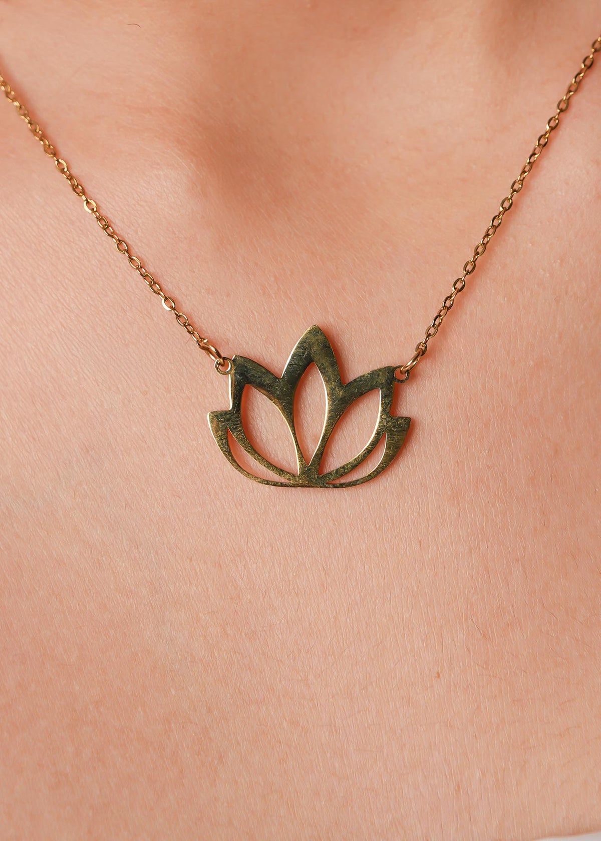 NC0127 | Lotus Charm Necklace